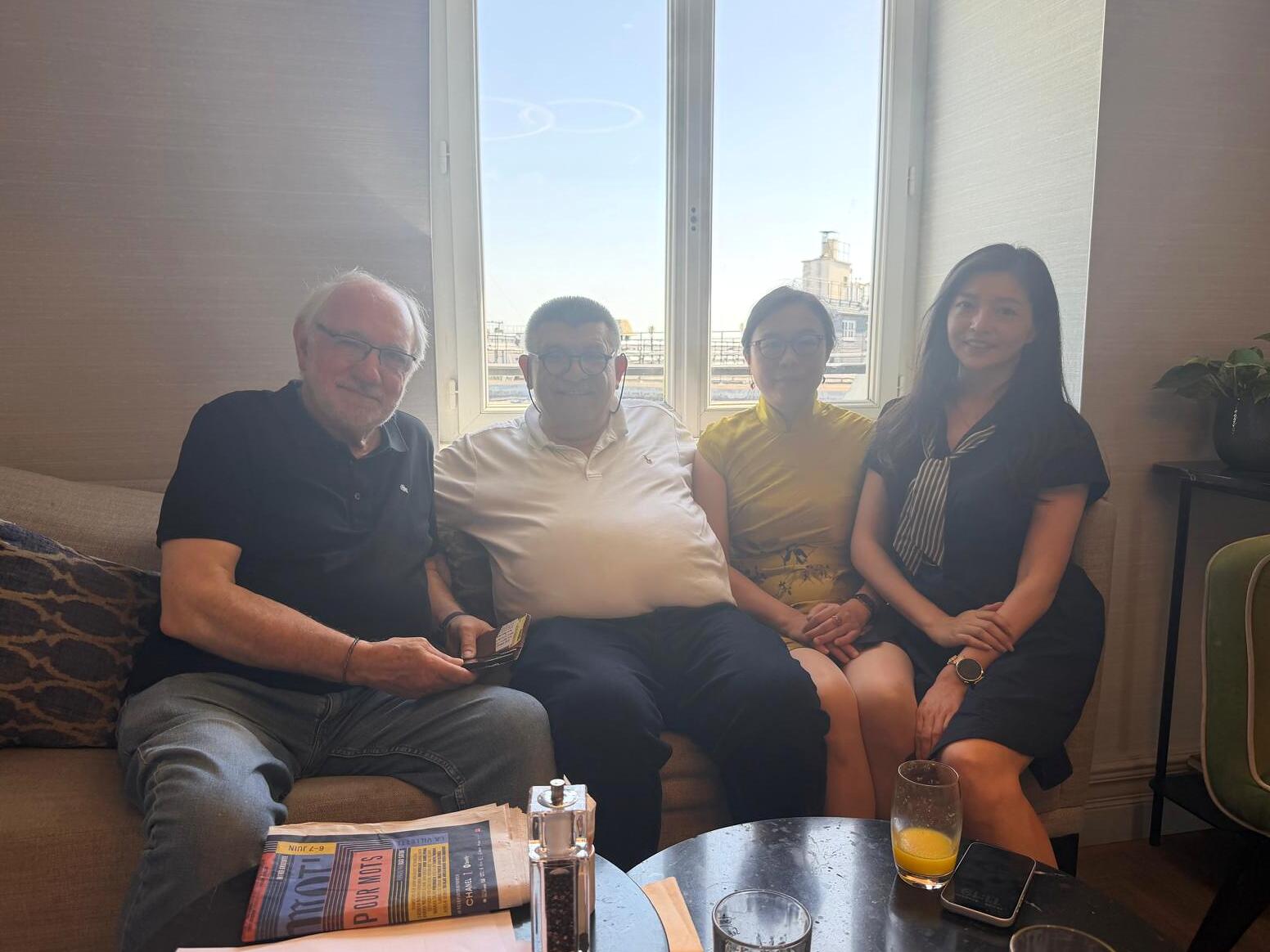 Andranik Ghazarian — Andranik Ghazarian avec Philippe Piguet et Zhao Lei, lors d'un échange autour d'un projet d'exposition.